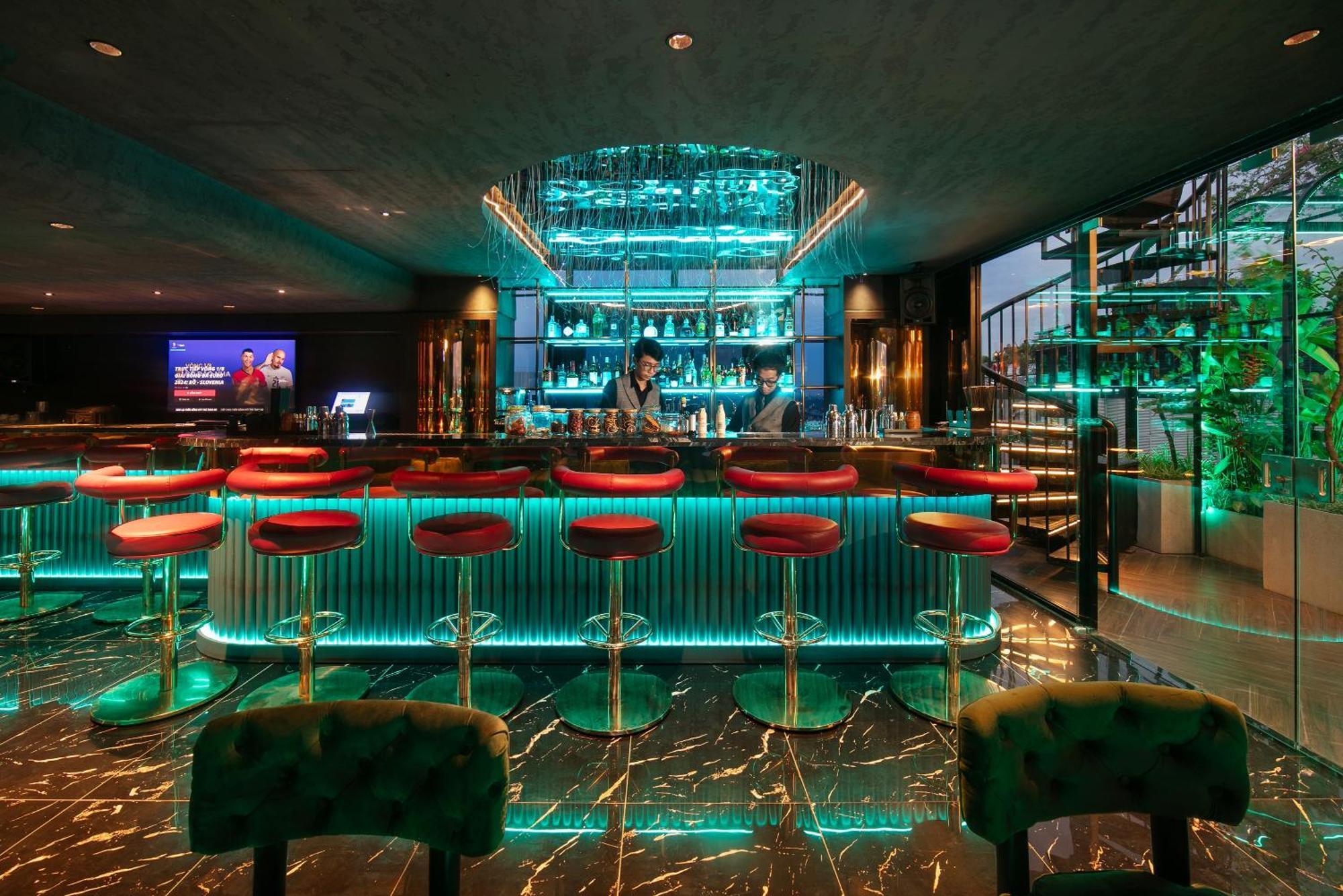 May De Ville Crown Hotel Hanoi Exterior photo The bar at the 101 bar