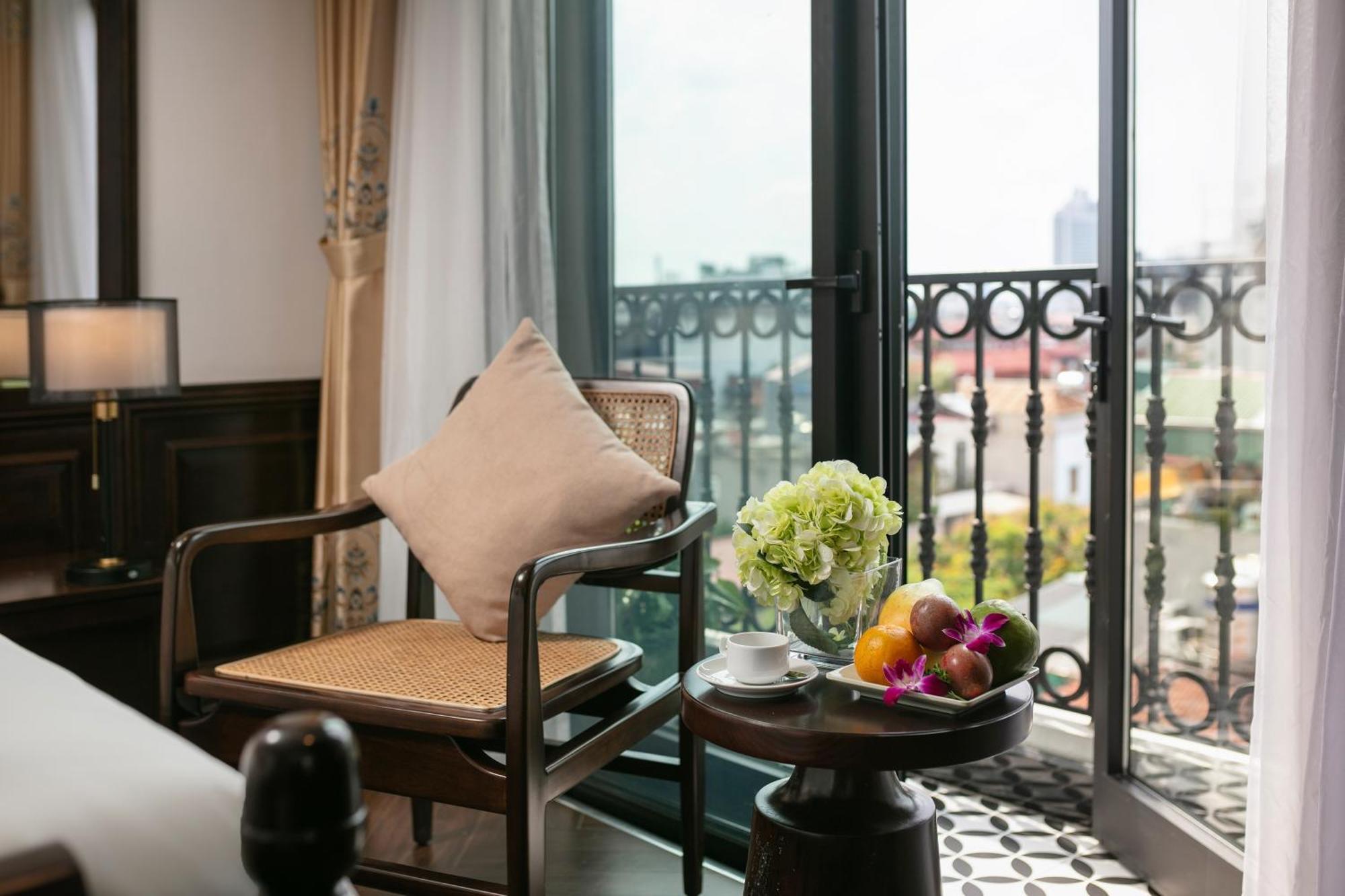 May De Ville Crown Hotel Hanoi Exterior photo Deluxe Suite