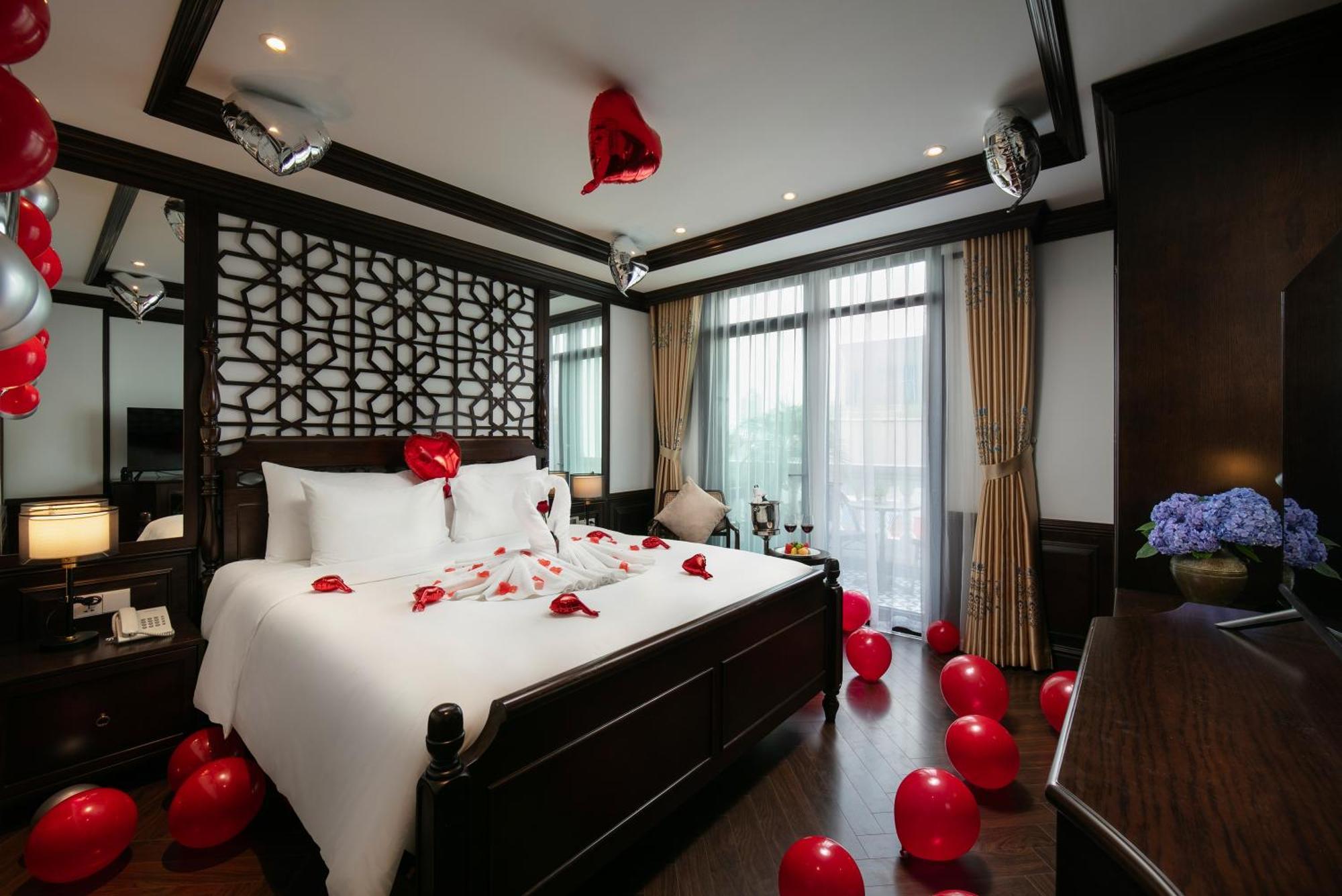 May De Ville Crown Hotel Hanoi Exterior photo A suite at the hotel