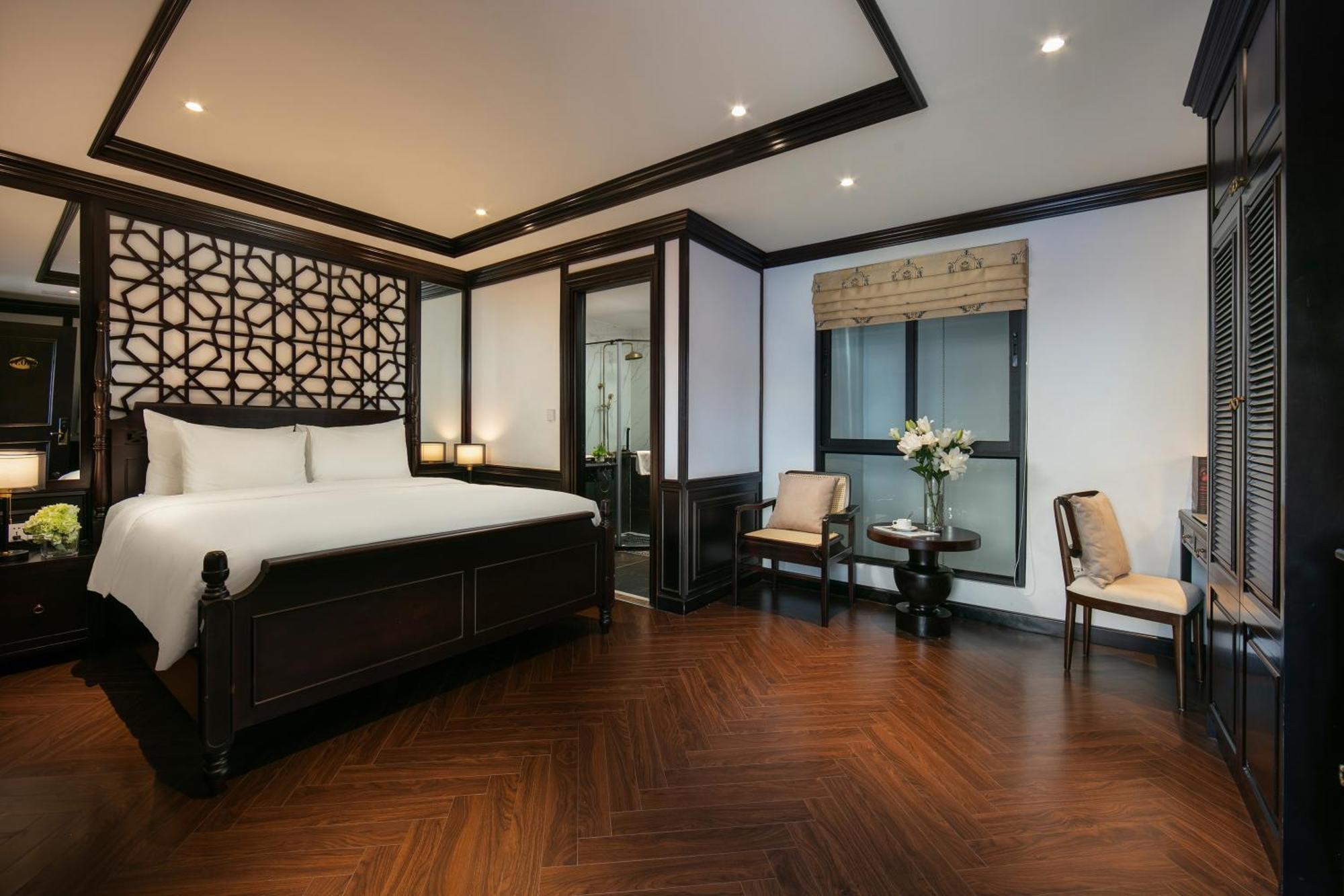 May De Ville Crown Hotel Hanoi Exterior photo Deluxe Suite