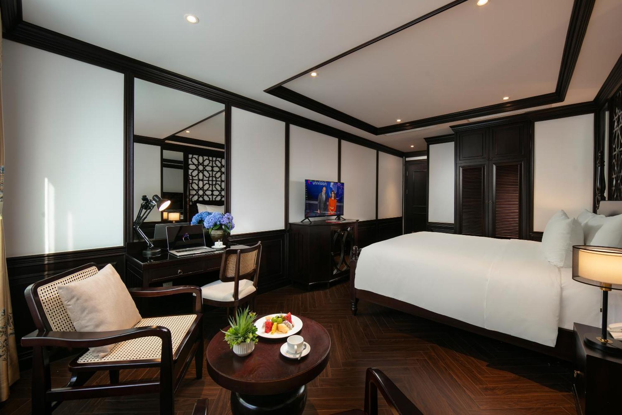 May De Ville Crown Hotel Hanoi Exterior photo Deluxe Suite