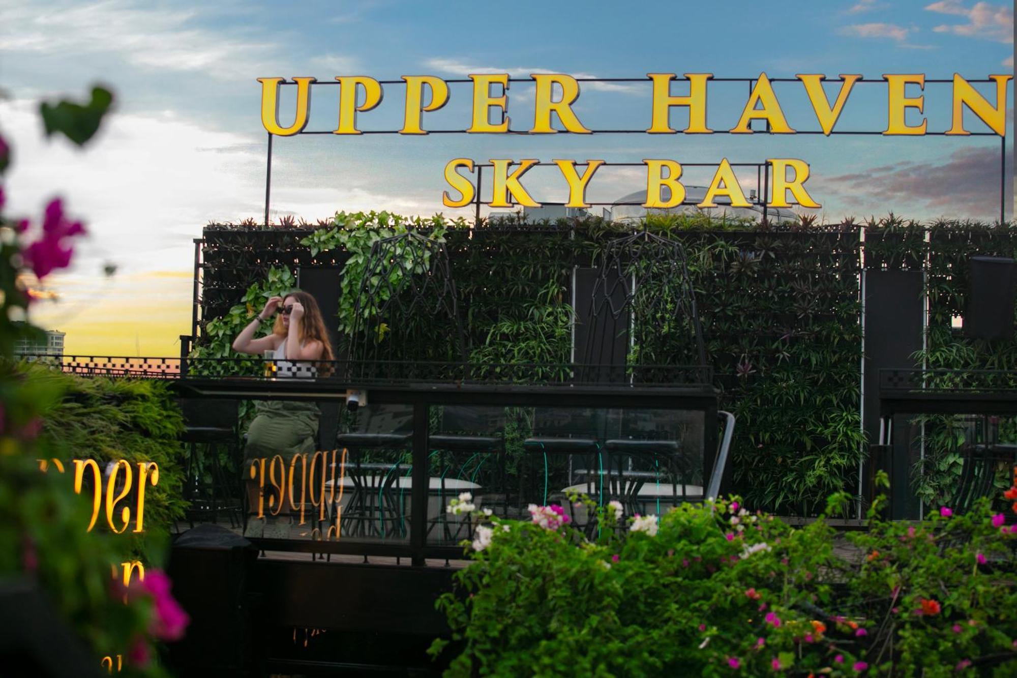 May De Ville Crown Hotel Hanoi Exterior photo Upper Haven Sky Bar