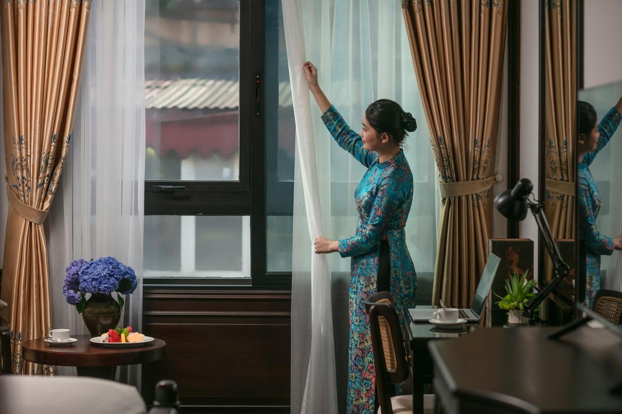 May De Ville Crown Hotel Hanoi Exterior photo A Singapore Airlines flight attendant in the new kebaya