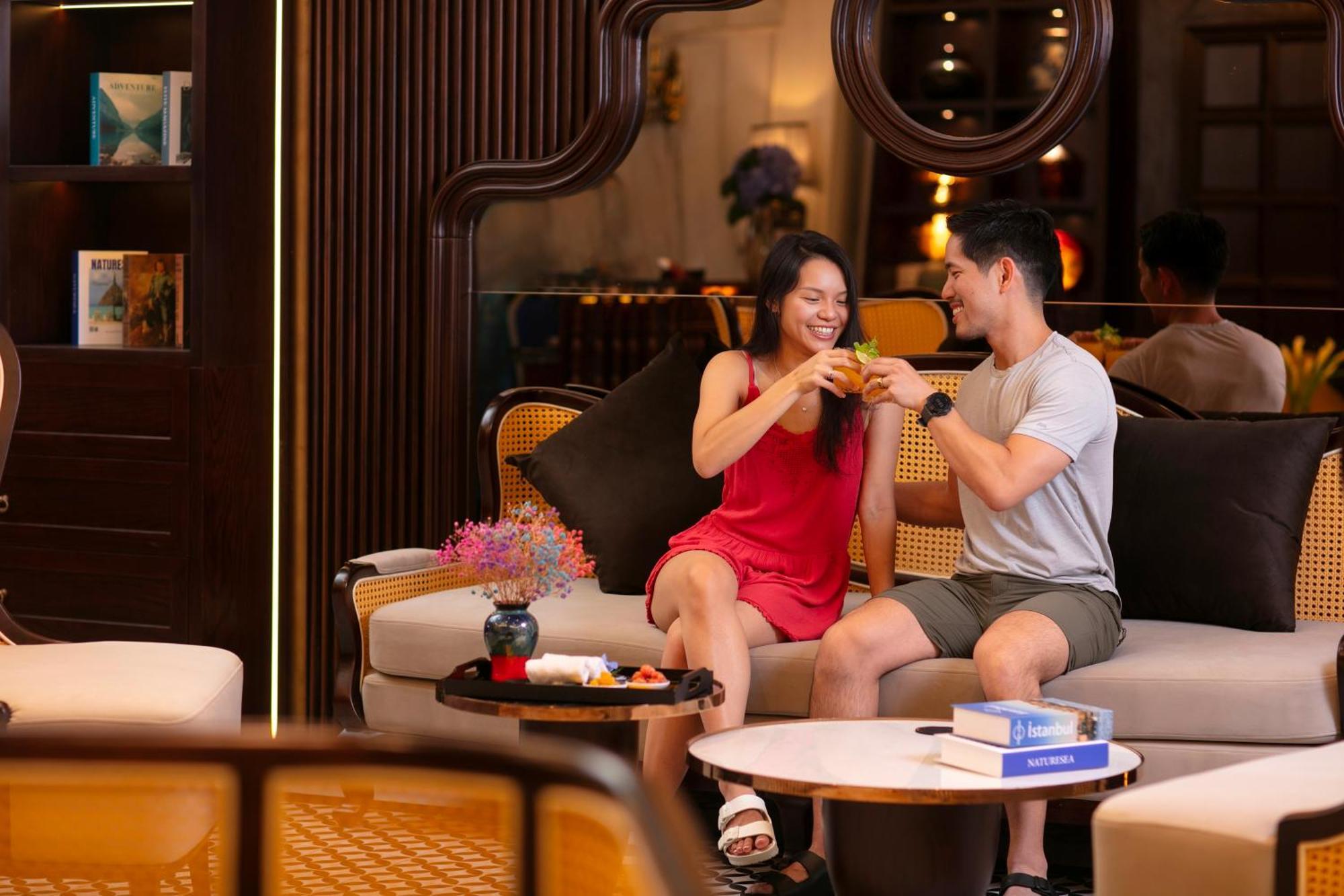 May De Ville Crown Hotel Hanoi Exterior photo The Lounge at Tan Son Nhat International Airport