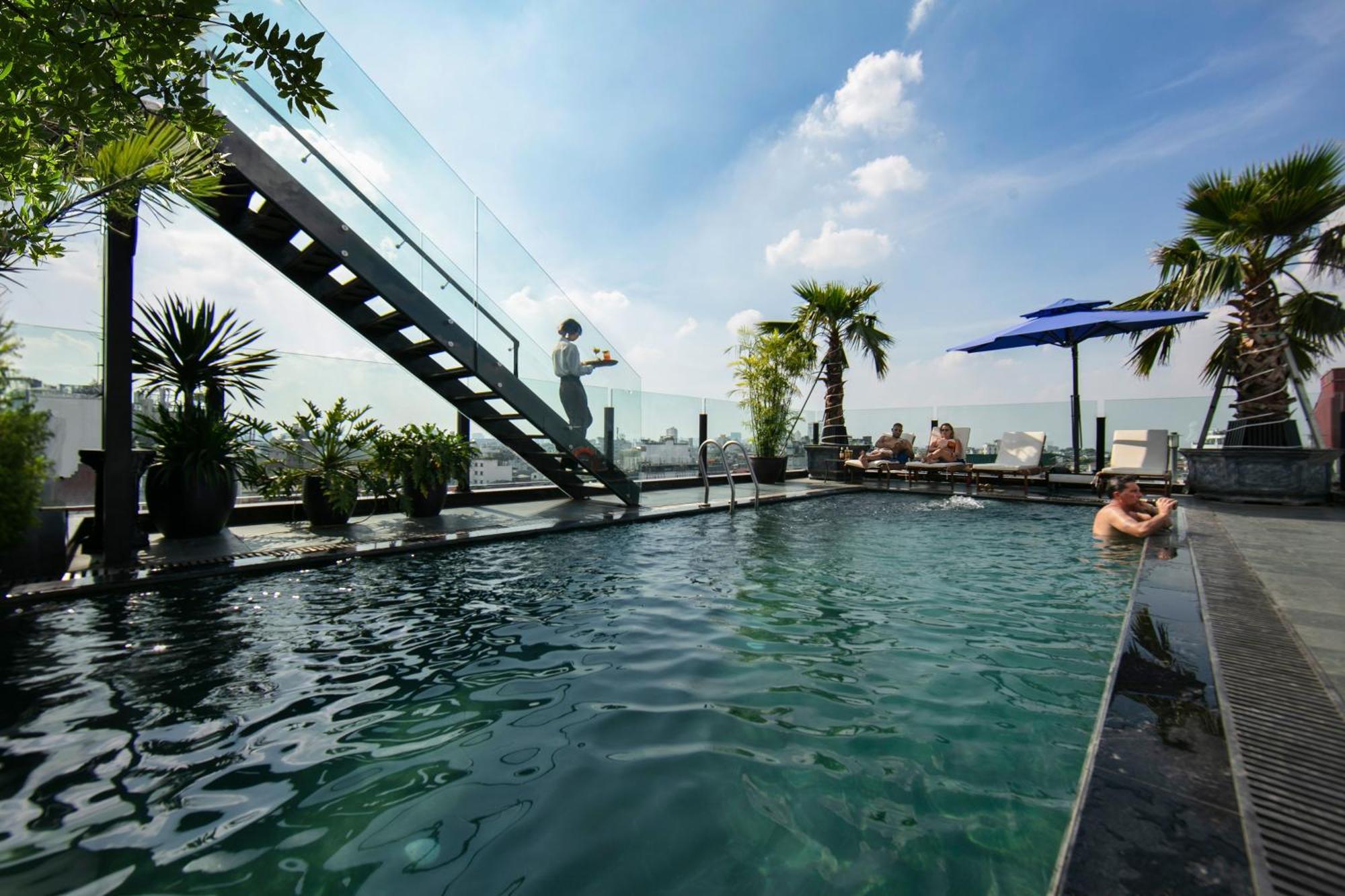 May De Ville Crown Hotel Hanoi Exterior photo The rooftop pool at the hotel