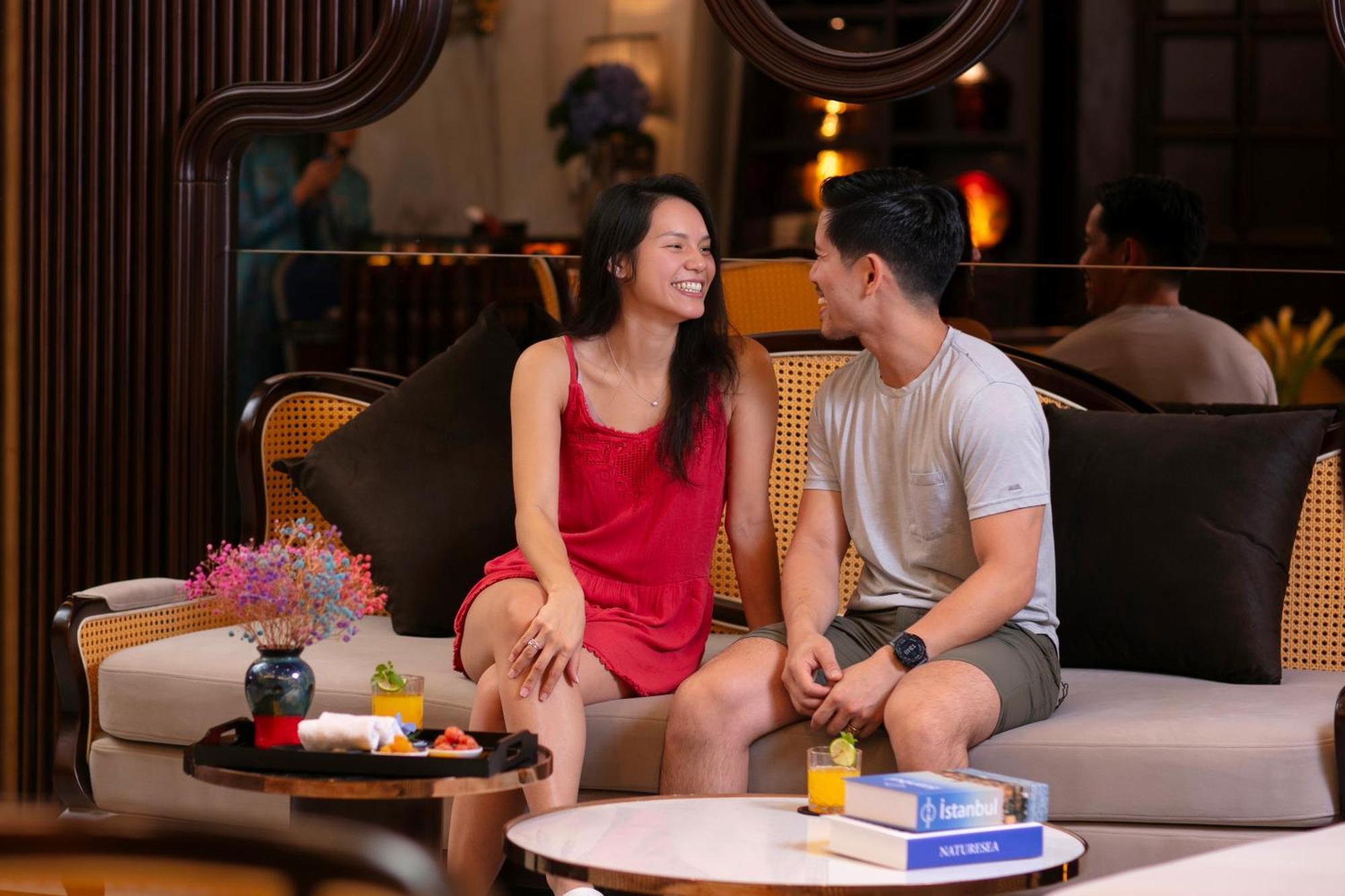 May De Ville Crown Hotel Hanoi Exterior photo A couple at the hotel