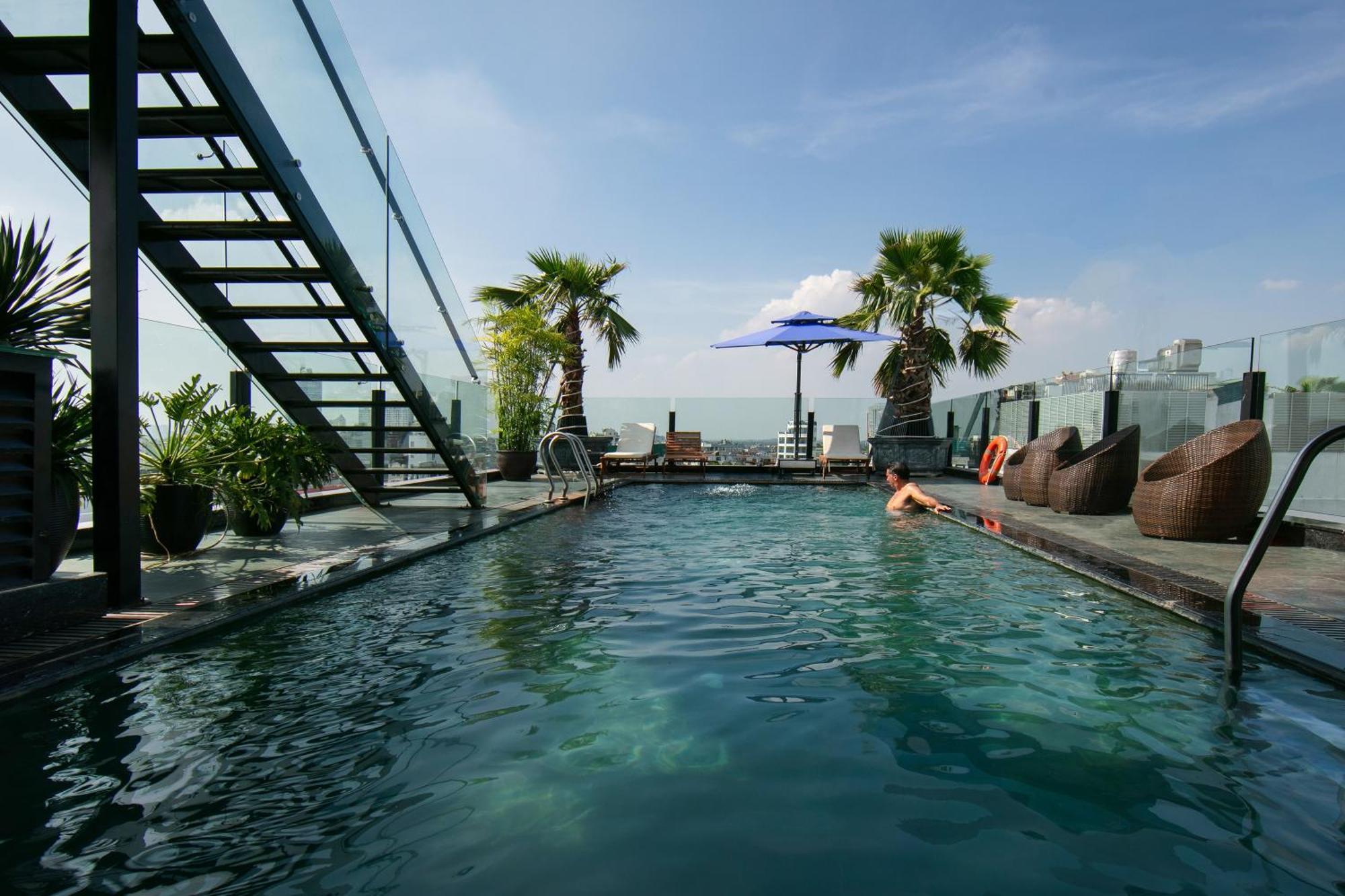 May De Ville Crown Hotel Hanoi Exterior photo Rooftop pool at the hotel