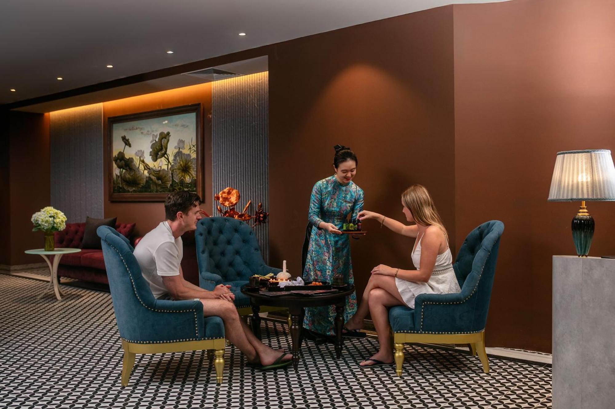 May De Ville Crown Hotel Hanoi Exterior photo The Club at Hong Kong International Airport