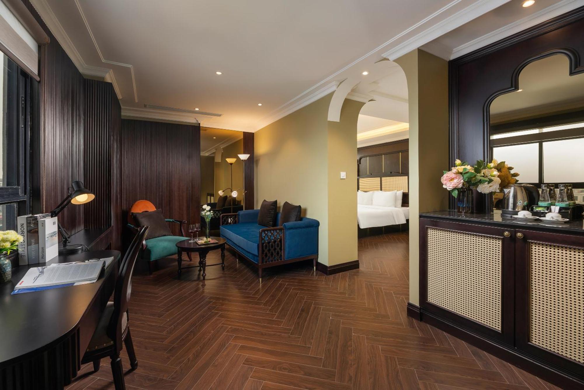 May De Ville Crown Hotel Hanoi Exterior photo Suite